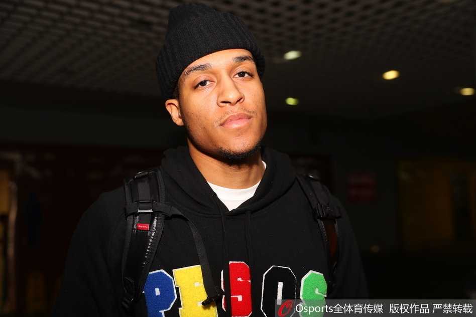 贾巴里·布朗火线驰援,江苏肯帝亚 historic 双杀广东 CBA赛场上,贾巴里·布朗持球进攻,面对广东队的严密防守,他眼神犀利,正准备起跳投篮。