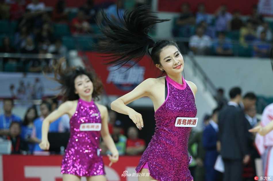 镜头捕捉到一位宝贝热力四射的瞬间，飞扬的发丝与专注的眼神，将青春的无限活力与对舞蹈的全情投入展现得淋漓尽致。