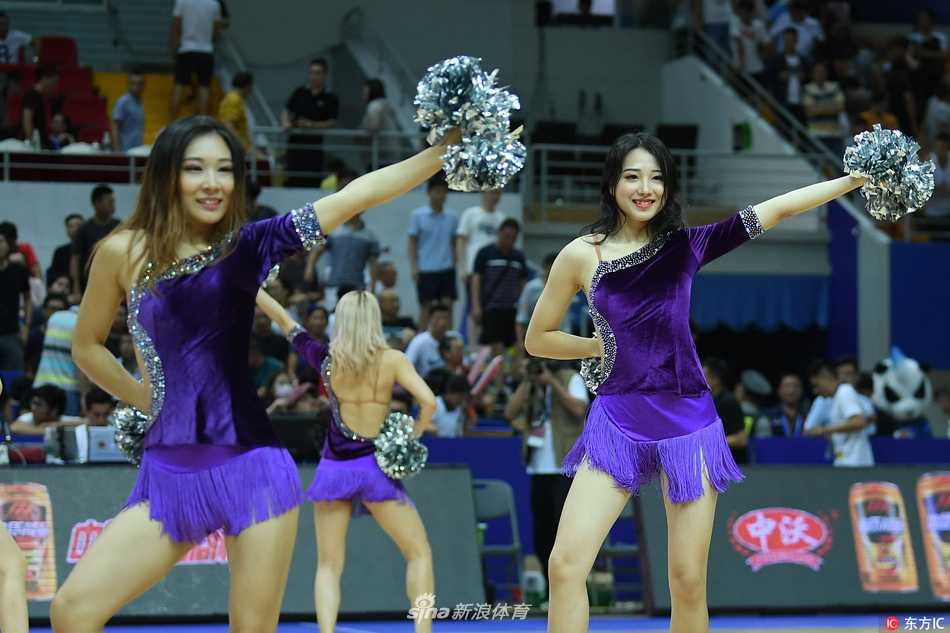 赛场上的铿锵玫瑰与热力节拍 身着亮黄色动感舞裙的啦啦宝贝们在赛场中央尽情跃动,她们活力四射的舞步如同跳动的火焰,瞬间点燃了全场观众的激情。