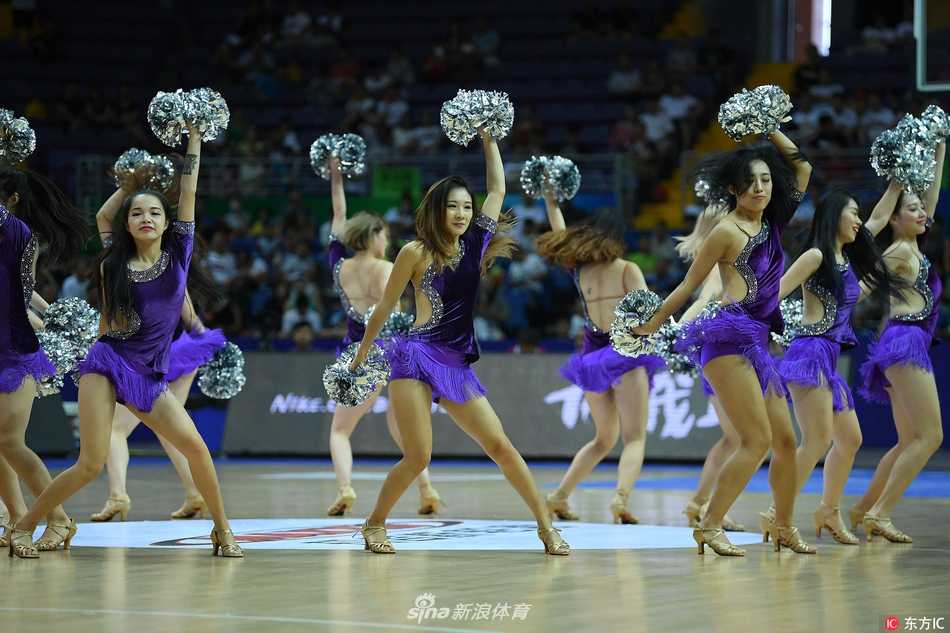 赛场上的铿锵玫瑰与热力节拍 三位篮球宝贝排成一列,动感的舞步扬起她们修长的腿部线条,舞台灯光洒下,青春的气息与运动的旋律在这一刻完美交融。