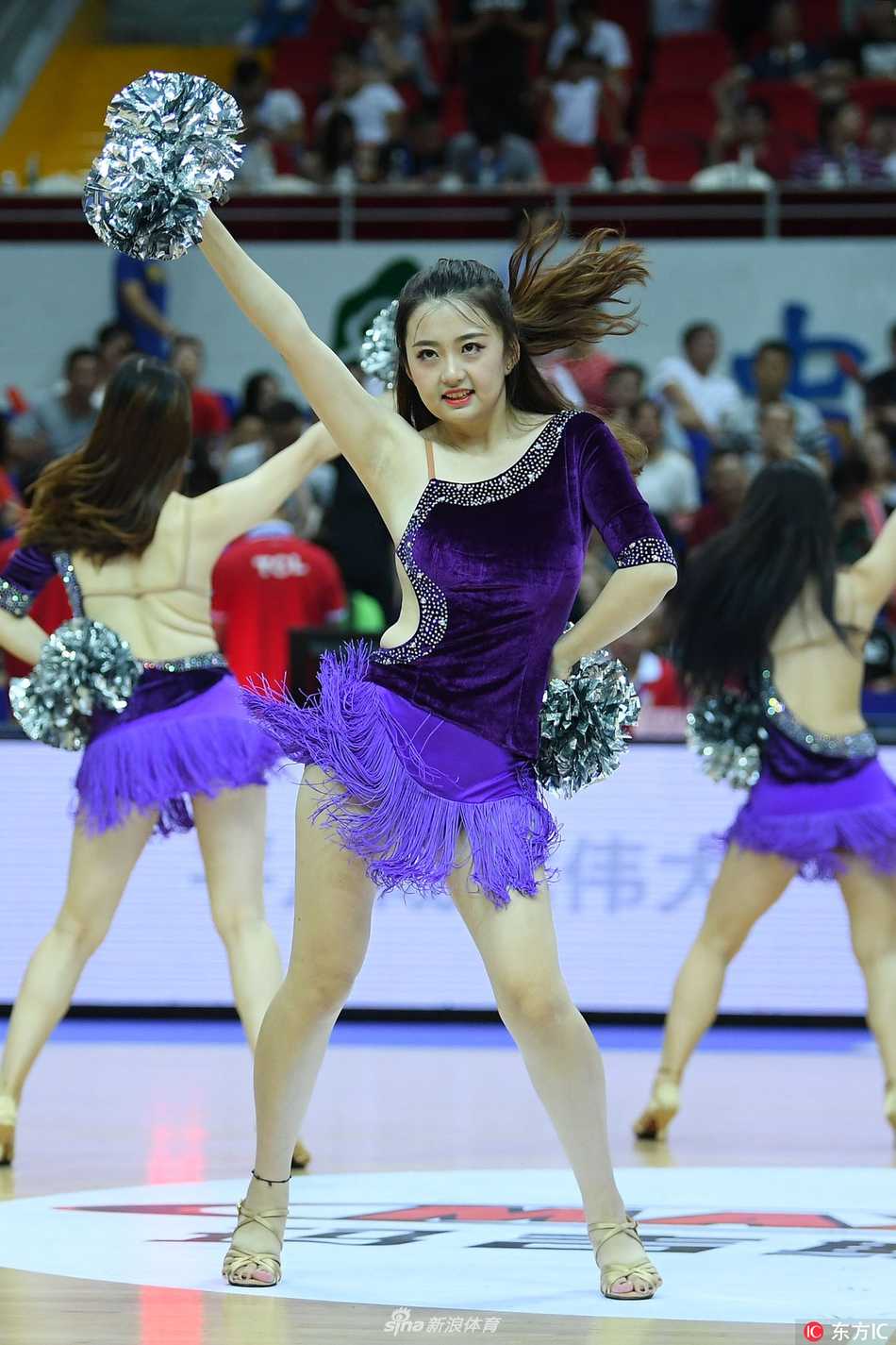 赛场上的铿锵玫瑰与热力节拍 镜头拉近,这位啦啦队员的回眸一笑定格在瞬间,精致的面容和飞扬的发丝,展现了东方女性独有的魅力与健康的活力之美。