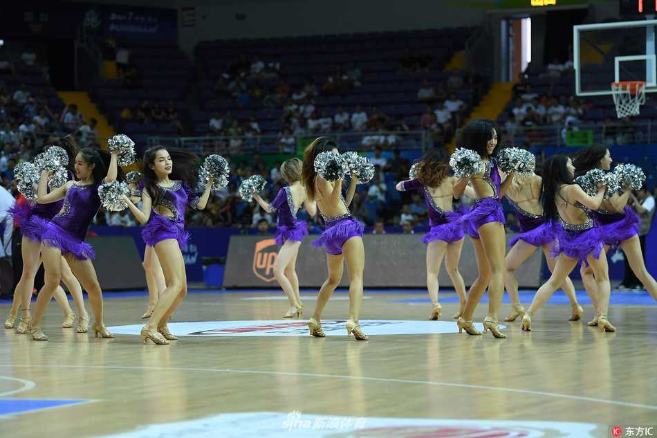 赛场上的铿锵玫瑰与热力节拍 在舞台灯光营造的温馨光晕下,领舞的啦啦宝贝回眸望向镜头,眼神中透露出自信与温柔,展现了赛场柔情的一面。