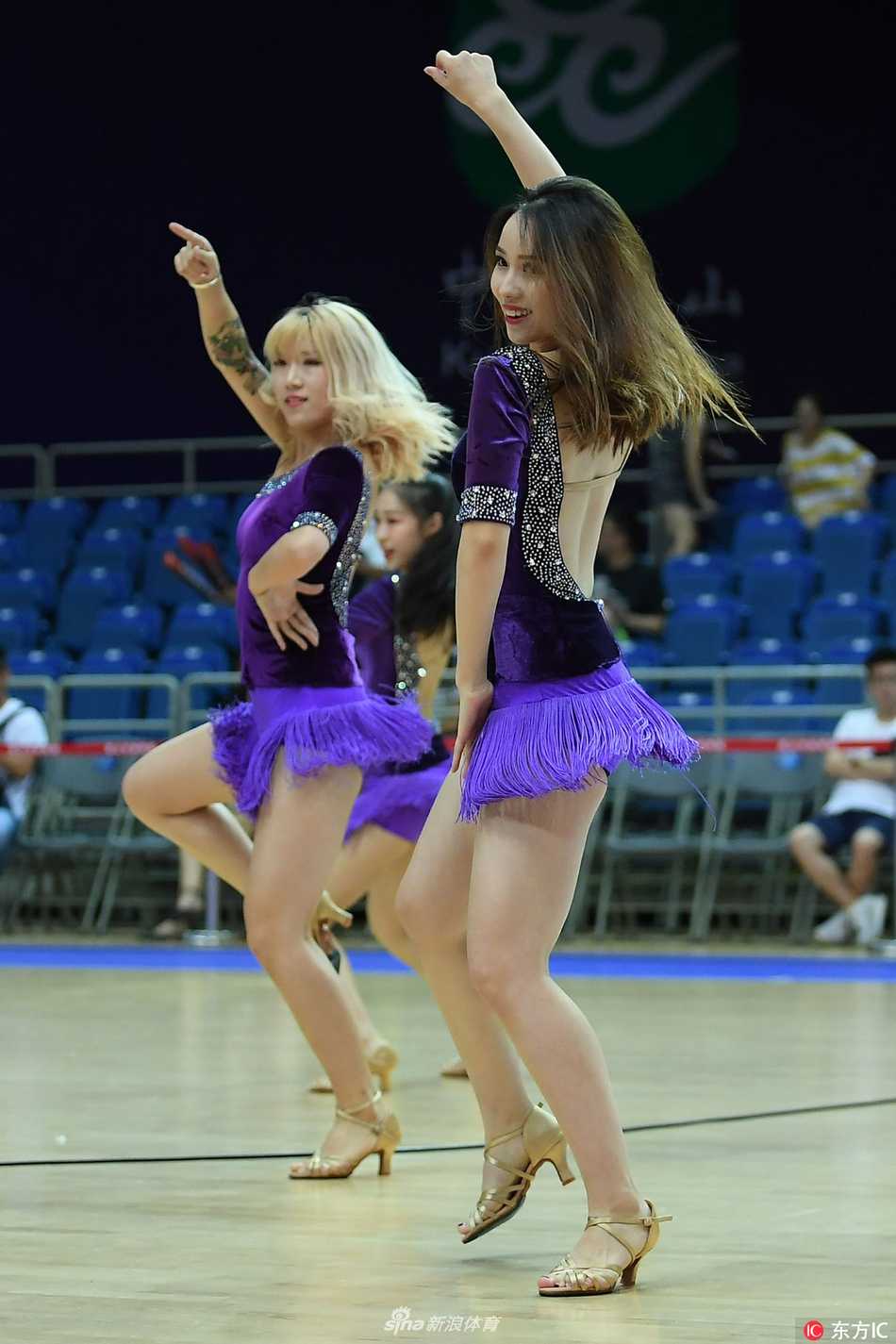 赛场上的铿锵玫瑰与热力节拍 随着队形变换,啦啦宝贝们集体扬起手中的彩球,她们充满张力的舞蹈动作和自信的笑容,成为了激烈比赛间隙最亮眼的视觉焦点。