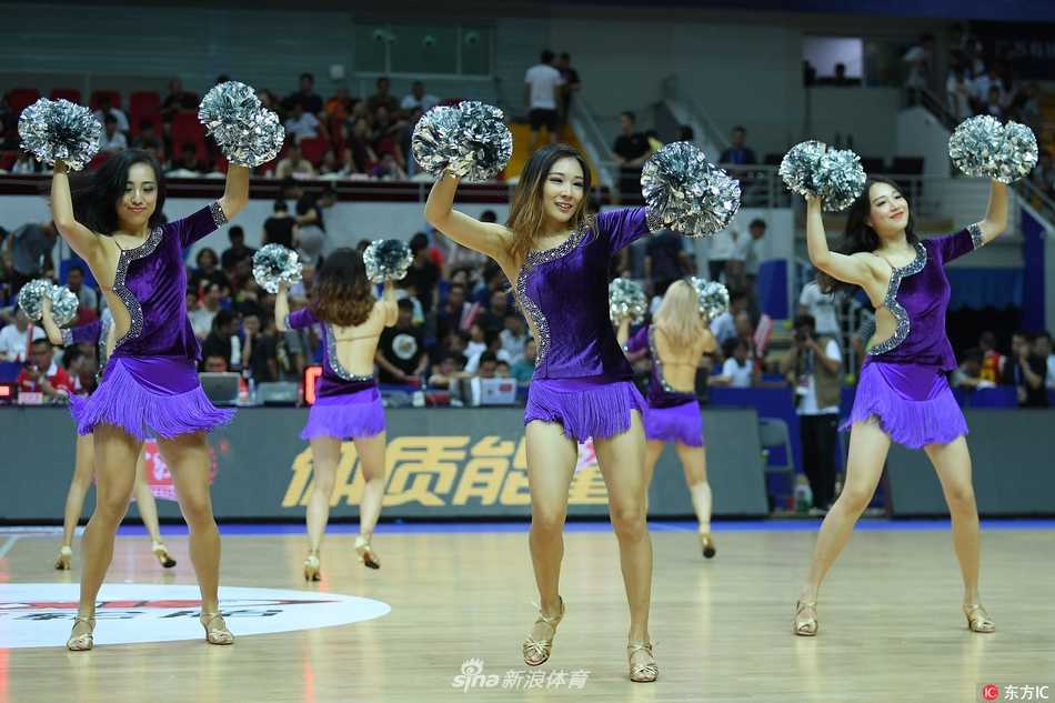 赛场上的铿锵玫瑰与热力节拍 谢幕时分,全体啦啦宝贝面向观众席摆出优美的结束造型,她们用整齐的动作和灿烂的笑容,为当晚激烈的比赛画上了一个圆满而优美的句号。
