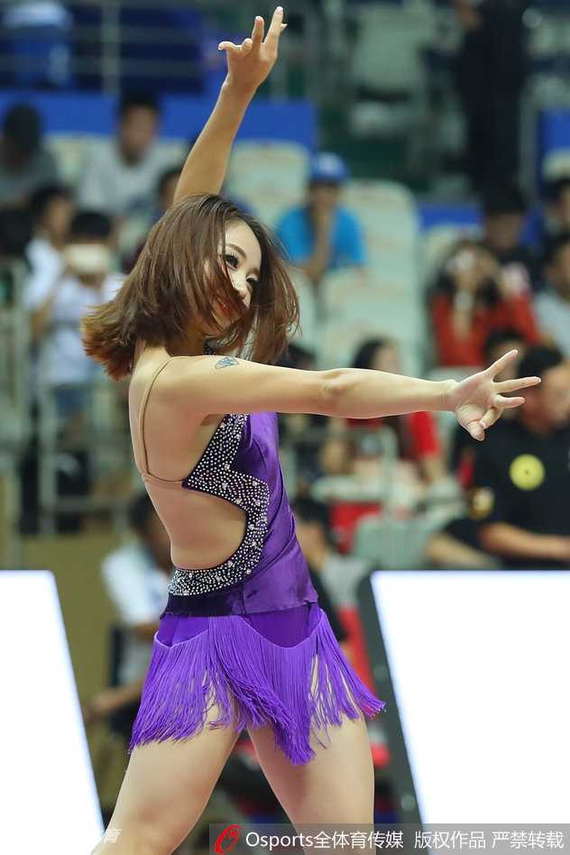 表演者手持折扇，纤细身段在舞动中展露无遗，扇子舞的刚柔并济与魅惑舞姿完美融合，展现别样风情。