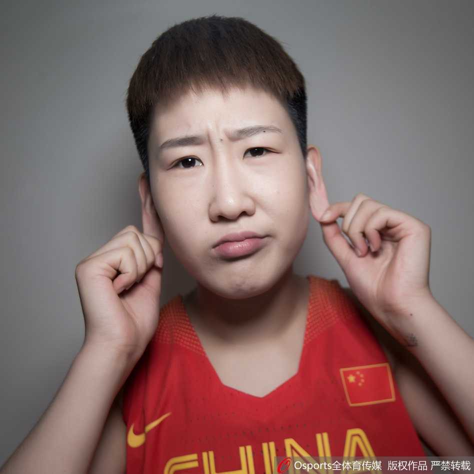 赛场下的欢笑瞬间:中国国奥女篮的搞怪天赋大爆发 姑娘们集体围在一起,对着镜头做出各种搞怪动作,有人比出剪刀手,有人鼓起腮帮子,场面热闹非凡。