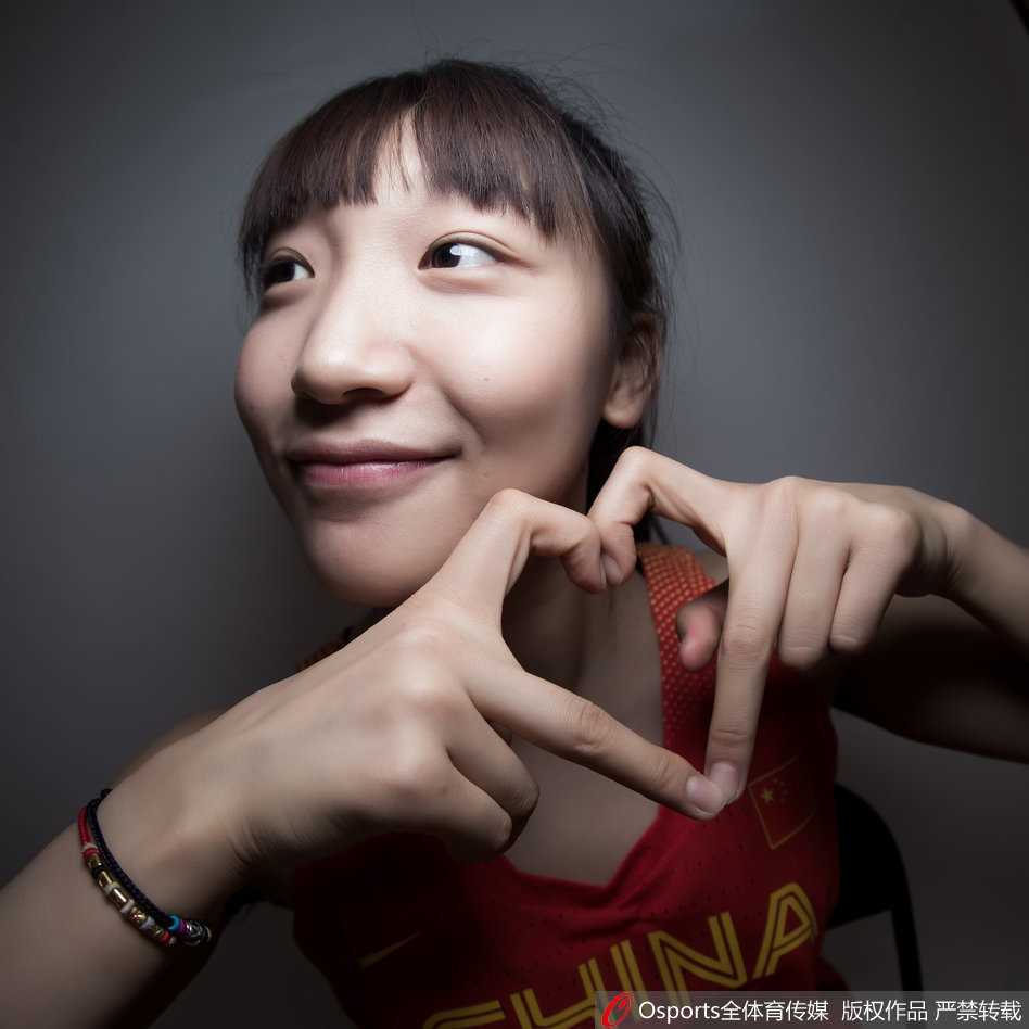 赛场下的欢笑瞬间:中国国奥女篮的搞怪天赋大爆发 拍摄现场花絮,几名队员正在整理彼此的头发和衣服,准备下一个搞怪姿势,互动充满了温馨与欢乐。