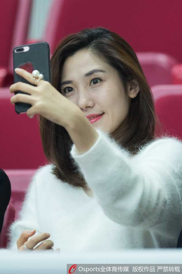 赛场倩影:CBA联赛中的美丽风景线 比赛进入白热化阶段,这位戴着棒球帽的女生紧张地抿起了嘴唇,双手紧握在胸前,仿佛在默默为支持的球队祈祷。