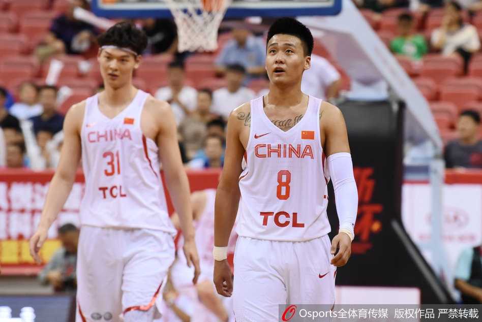 赛场兄弟情与老将担当:中国男篮的热血瞬间 阿不都沙拉木伸手拉起倒在地上的王哲林,赵睿则在身旁蓄势待发,准备接球进攻。