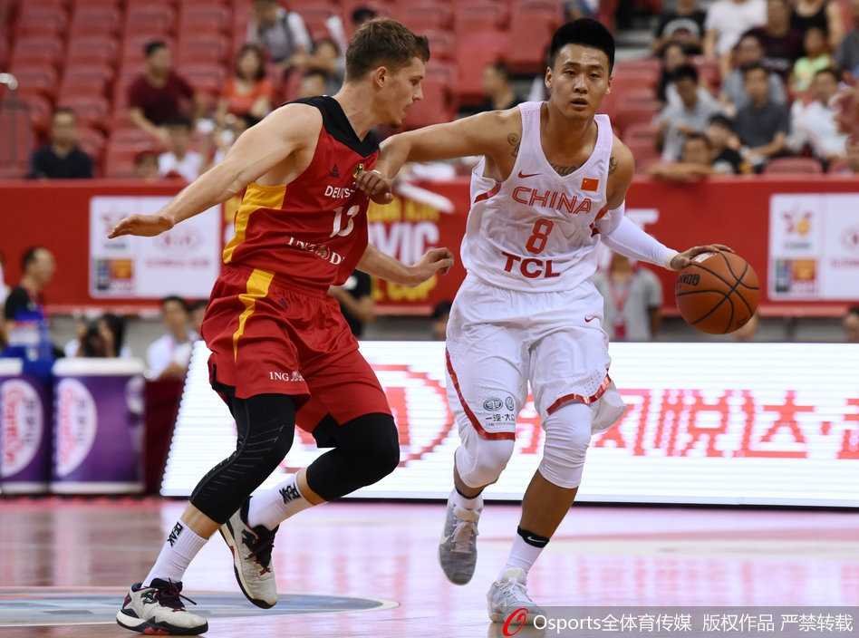 赛场兄弟情与老将担当:中国男篮的热血瞬间 易立蹲在球员中间,手持战术板画着战术路线,队员们俯身低头认真聆听。