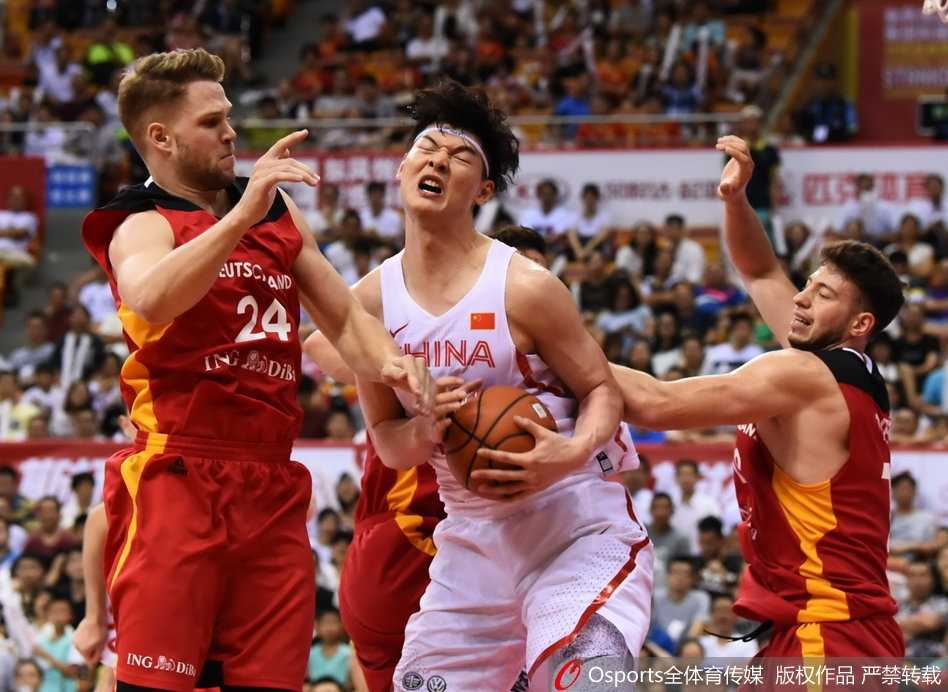 赛场兄弟情与老将担当:中国男篮的热血瞬间 王哲林在篮下强攻得手后,握拳怒吼,脸上挂满汗水,眼中燃烧着对胜利的渴望。