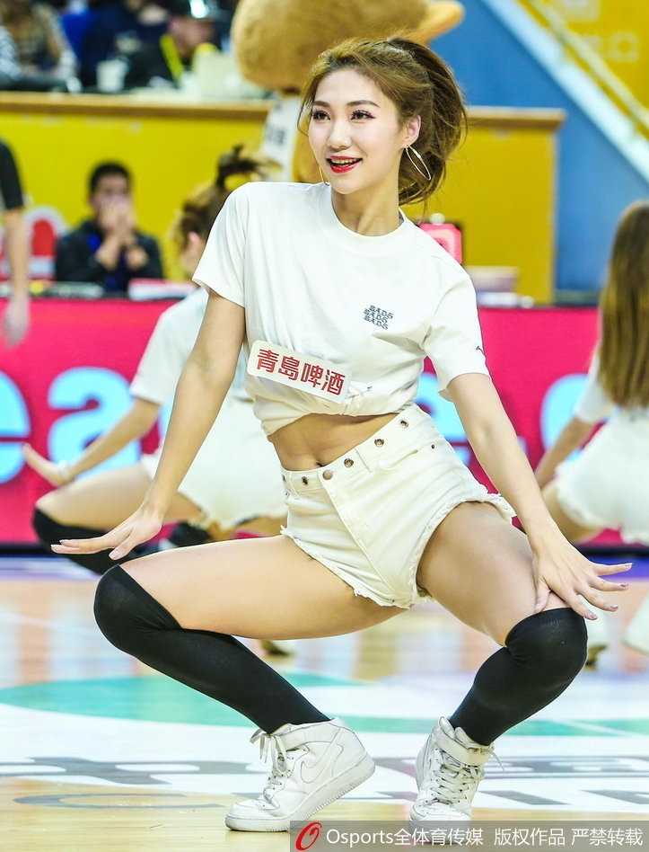 汗水在空中飞溅，运动员坚毅的眼神锁定前方，慢门追随的手法让背景化为流动的色带，衬托出主体一往无前的气势。