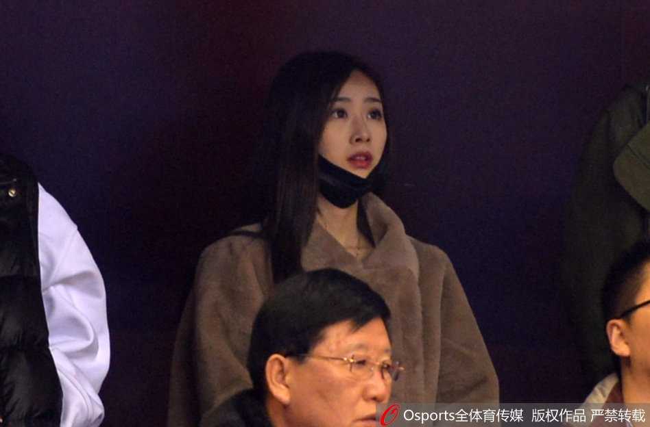 看台灯光下，睢冉妻子气质温婉，丁彦雨航女友则显得青春靓丽，两人相邻而坐，构成一幅美好的画面。