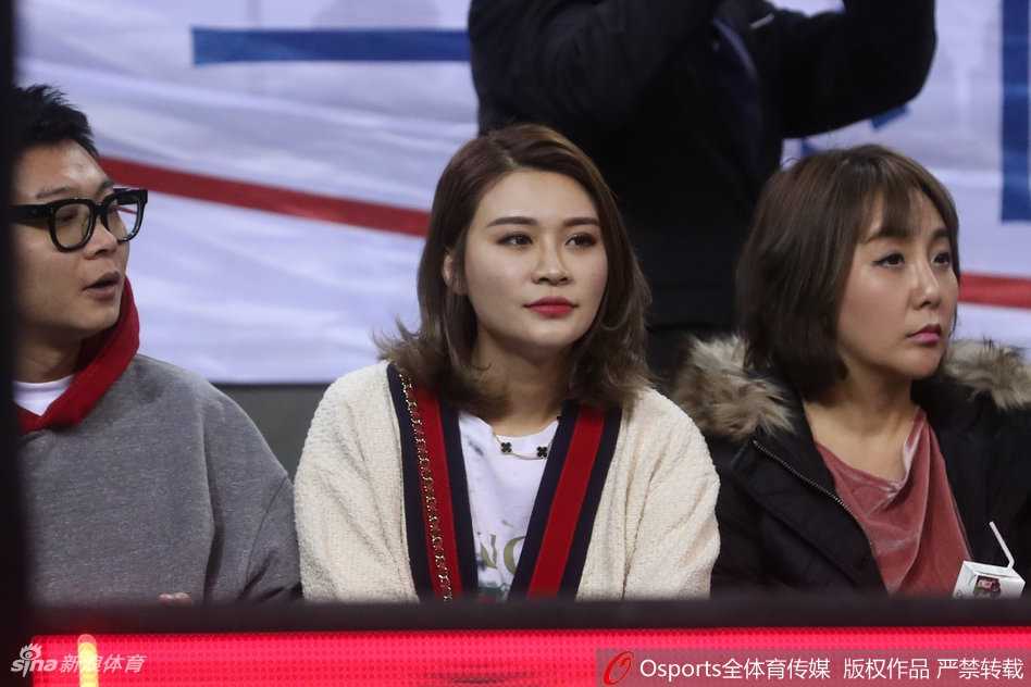 比赛结束后，李根抬头望向家属看台的方向，刚毅的脸上露出一丝微笑，举起手臂轻轻挥手，那是只留给家人的专属温柔。