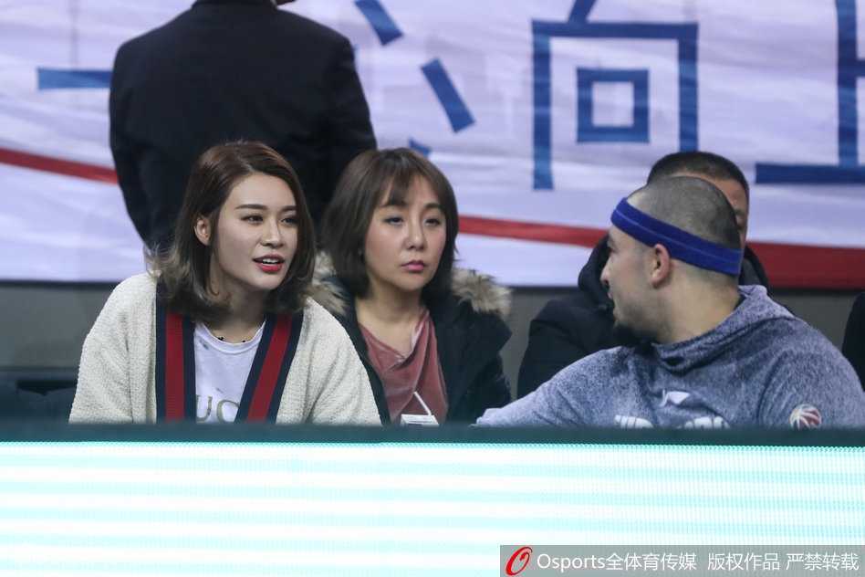 赛场温情与硬汉本色:二〇一八季CBA京疆大战侧记,李根妻子场边观战引热议 比赛中李根持球背身单打,肌肉线条分明,眼神坚毅,身后的北控防守球员面露难色,看台上的妻子似乎也屏住了呼吸。