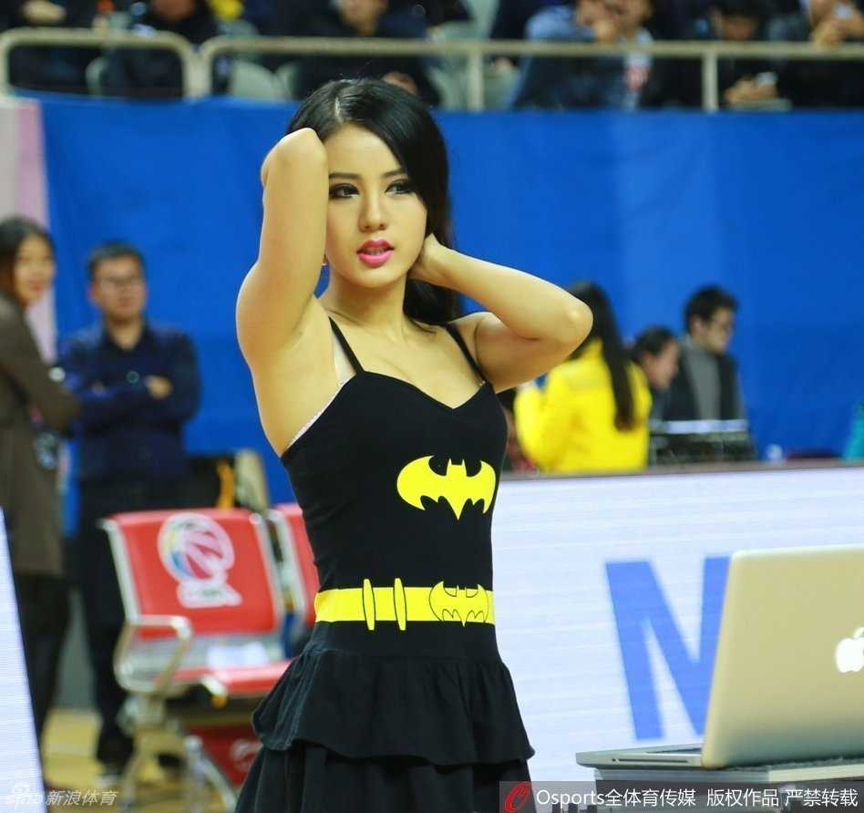 近距离的特写，清晰地看到她如何在混音台上精准操作，每一个旋钮、每一个按键，都是她调动全场数千人情绪的魔法道具。