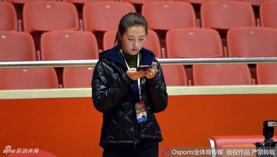 赛场背后探营记:美女记者直击新疆广汇与山东高速男篮高强度备战 在明亮的训练场馆中,新疆男篮队员们正围绕教练认真聆听战术板上的布置,场边的美女记者手持笔记本,眼神专注地观察着球队的每一次合练细节,画面充满了备战的紧张感。