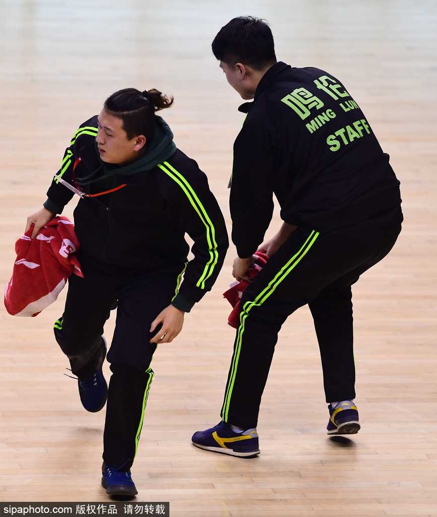 赛场边的“闪电侠”:CBA“地板工”的工匠精神与逆袭人生 “擦地哥”孟飞双膝跪地,双手紧握白色毛巾飞速擦拭地板,专注的眼神中透露出对这份志愿工作的极致认真与热爱