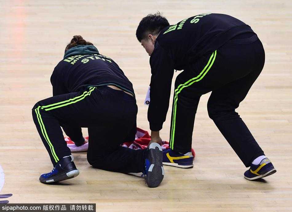 赛场边的“闪电侠”:CBA“地板工”的工匠精神与逆袭人生 辽宁与广东队员篮下激烈拼抢,目光紧锁篮球,而场边一道身影已如离弦之箭蓄势待发,准备随时冲入场内