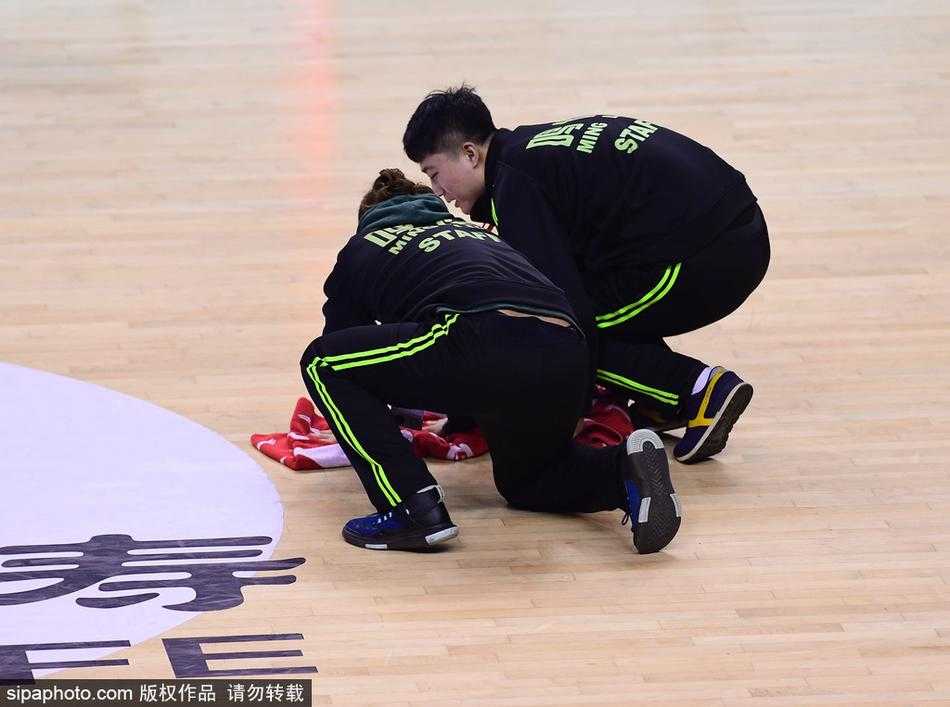 赛场边的“闪电侠”:CBA“地板工”的工匠精神与逆袭人生 激烈的比赛间隙,辽宁队主帅郭士强布置战术,背景中是快速就位的场地清洁人员,他们共同构成了赛场内外的战斗集体