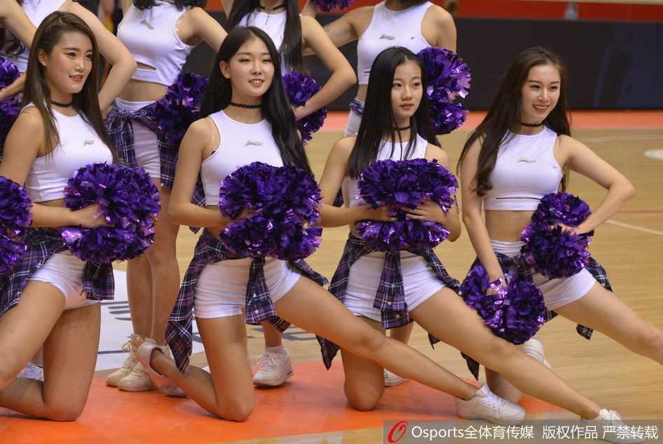 表演结束后，一位篮球宝贝对着镜头挥手致意，她身后的队友们正在退场，这一幕温情而美好，仿佛在告诉观众：精彩不止属于胜利的球队，也属于每一个为比赛付出努力的人