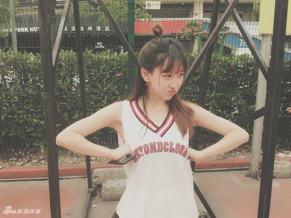 赛场边的最美风景:广厦男篮啦啦队队员小娜 小娜与队友们摆出可爱的造型合影,她俏皮的表情和纤细的身材在人群中格外醒目