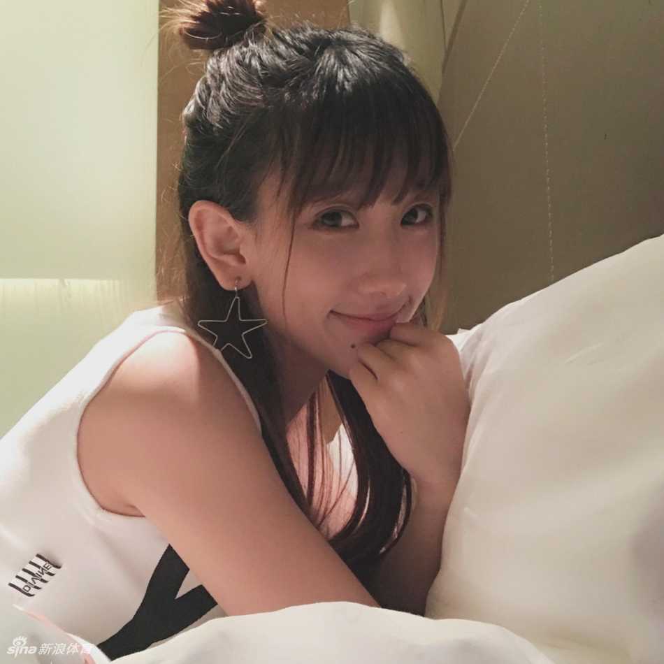 赛场边的最美风景:广厦男篮啦啦队队员小娜 在聚光灯下,小娜自信地展示着啦啦队道具,身后的光影衬托出她优雅的身姿和迷人的气质