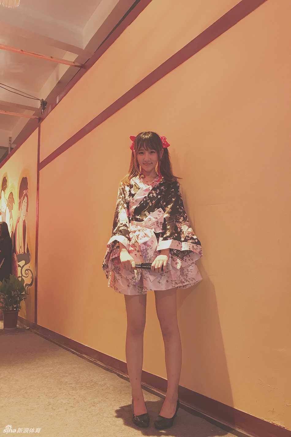 赛场边的最美风景:广厦男篮啦啦队队员小娜 镜头特写下的小娜,甜美的面容上带着专注的神情,展现出啦啦队宝贝的专业与敬业