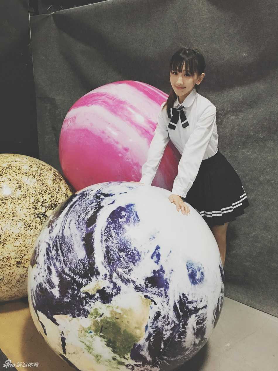 赛场边的最美风景:广厦男篮啦啦队队员小娜 小娜身穿黑色啦啦队服,眼神温柔而明亮,宛如一位守护在主场的精灵,静待比赛开场