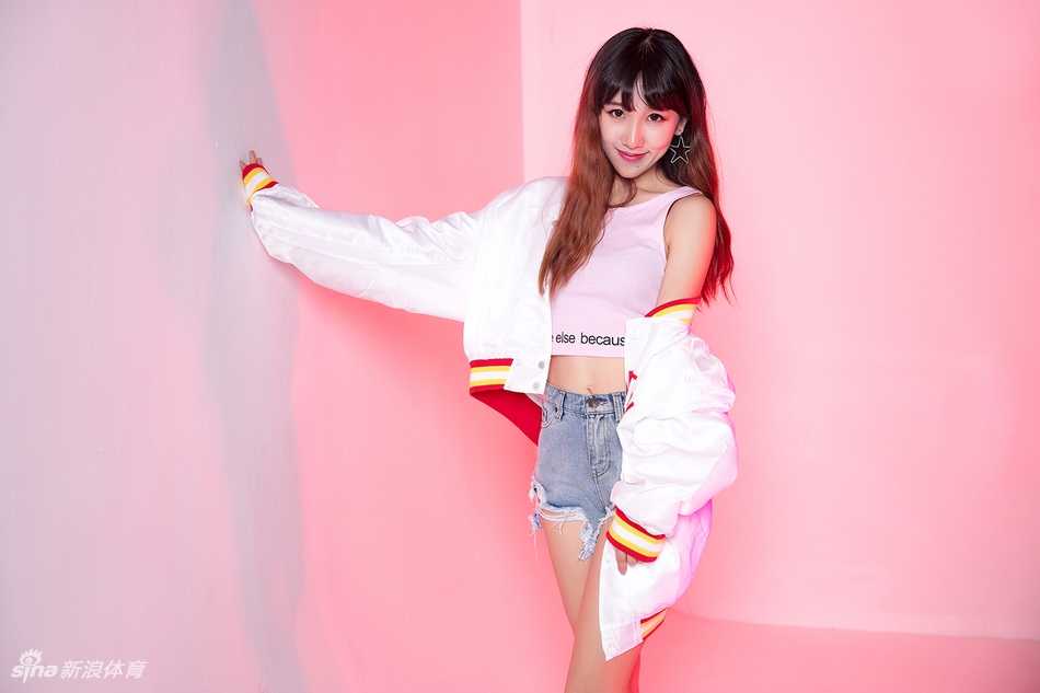 赛场边的最美风景:广厦男篮啦啦队队员小娜 小娜在球场上尽情舞动,飘逸的马尾辫和灿烂的笑容,瞬间点燃了全场的热情