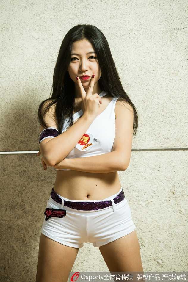 队员们背对镜头面向球场，整齐地高举手臂指向远方，仿佛在引领全场球迷为即将上场的球员呐喊助威。