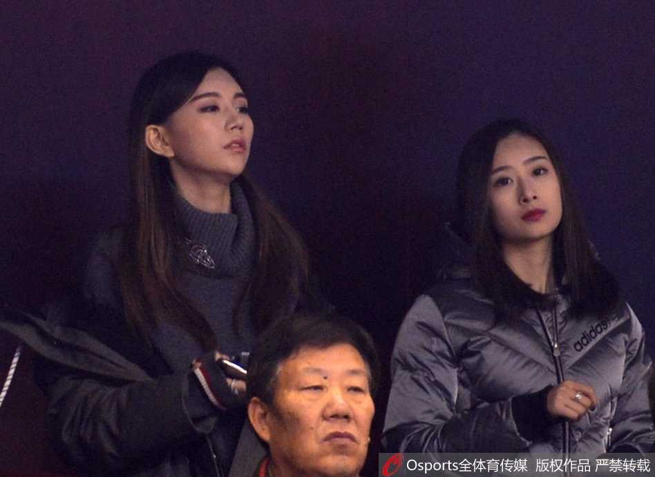 赛场边的焦点:丁彦雨航女友观战神情紧绷,见证山东主场大捷 身着黑色时尚外套的丁彦雨航女友,眼神紧锁赛场方向,精致的脸庞上双眉微蹙,仿佛每一次攻防都牵动着她的心弦。