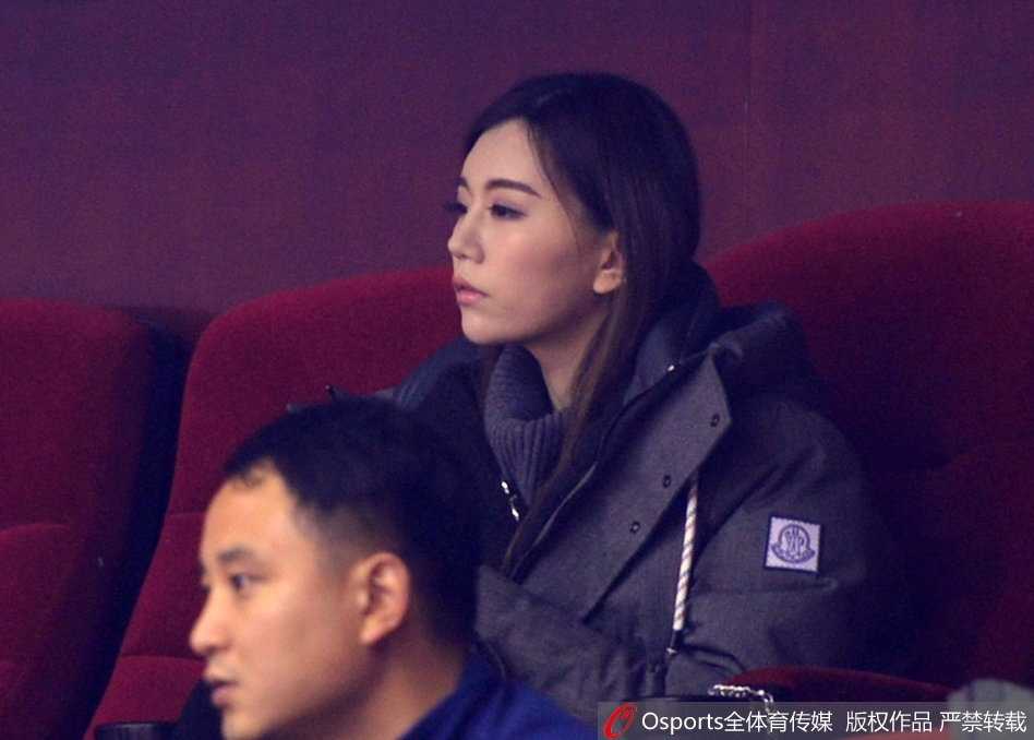 赛场边的焦点:丁彦雨航女友观战神情紧绷,见证山东主场大捷 赛场灯光映照下,她抿紧嘴唇,双手安静地放在膝上,那份专注仿佛凝固了时间,完全沉浸在与场上球员同频共振的紧张节奏里。