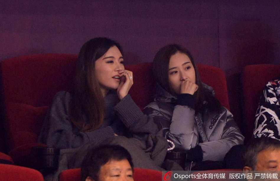 赛场边的焦点:丁彦雨航女友观战神情紧绷,见证山东主场大捷 当小丁完成一次精彩进攻后,她终于露出一丝极浅的微笑,眼神里闪烁着骄傲与欣慰,那份属于恋人间的心有灵犀,在这一刻无声胜有声。