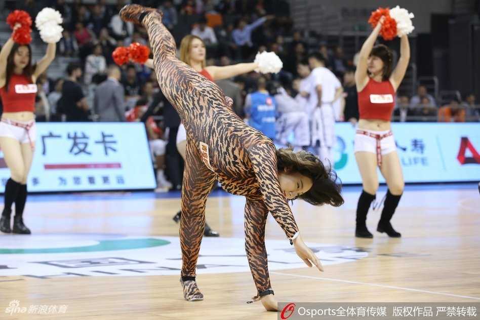 从高处俯瞰，广东啦啦队摆出了一个精心设计的队形，她们以跪姿为基础，彼此呼应，形成了一道错落有致的风景线。她们用身体语言诠释着音乐的律动，让整个赛场都沉浸在这片由热情营造的海洋之中。