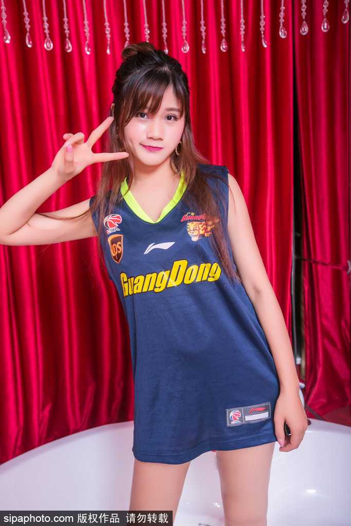 赛场边的璀璨星光:篮球宝贝的汗水、热爱与团队魂 她跪坐在地,笑容甜美而治愈。简洁的运动背心展现出健康的力量感,整个画面洋溢着青春独有的朝气与美好,让人忍不住多看几眼。