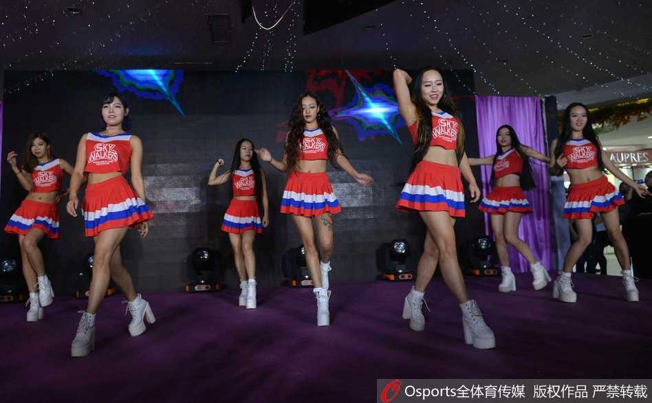 队形变换瞬间，一位核心位置的篮球宝贝高高跃起，舒展的身姿充满力量感，短裙飘扬的刹那，展现出的是力量与柔美的完美平衡。