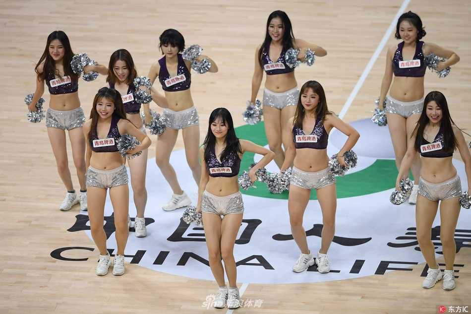 赛场边的绚丽风景线:探营浙江稠州银行男篮的啦啦宝贝 比赛间隙,几位啦啦宝贝在场地角落迅速整理着装,互相帮忙检查服装细节,场上的光鲜亮丽离不开后台这些默契而温馨的互助瞬间。