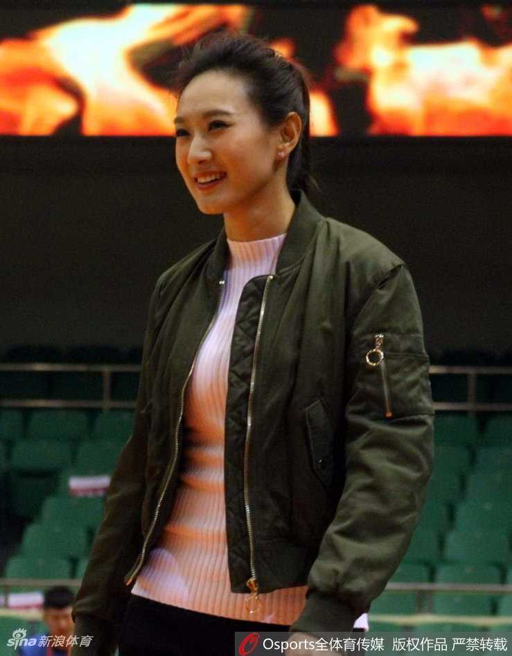 赛场边靓丽风景线 她们用镜头记录CBA热血瞬间 一笑一颦间透露出职业的自信,她站在篮架后方的摄影席上,宛如喧嚣场馆中一抹沉静而亮眼的色彩。