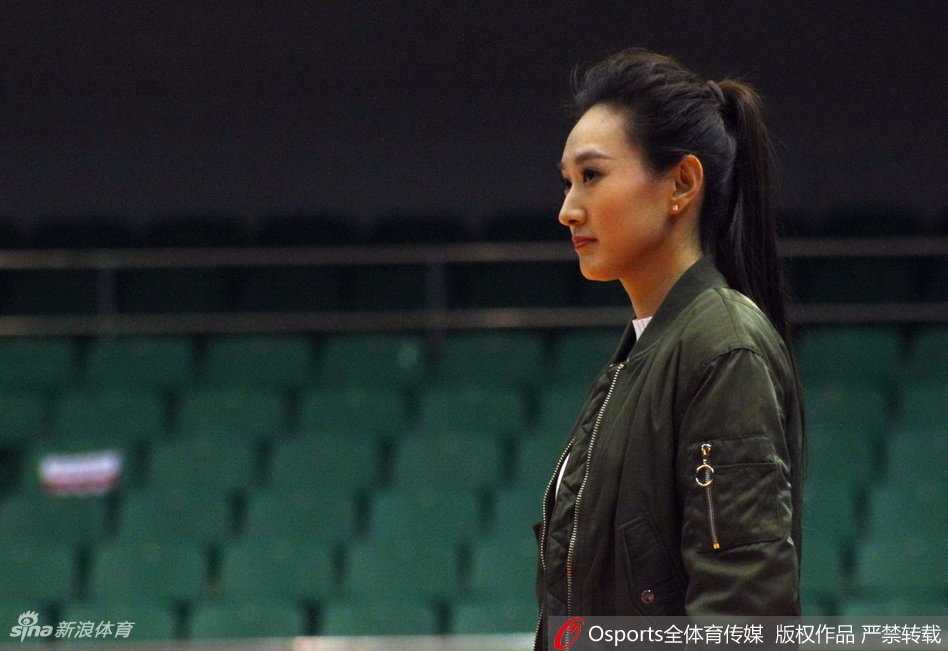 赛场边靓丽风景线 她们用镜头记录CBA热血瞬间 专注的目光紧随着攻防转换,她手持麦克风,仿佛要将球场上的硝烟与激情第一时间传递给场外的每一位观众。