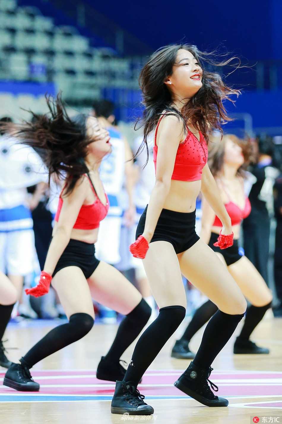 赤足绽活力:CBA夏季联赛拉拉队宝贝青春飞扬 镜头捕捉到一位正在准备中的拉拉队宝贝,她赤足静立,目光望向远方,匀称的双腿线条和简约的队服相得益彰,仿佛在用无声的语言为即将开始的比赛积蓄能量。
