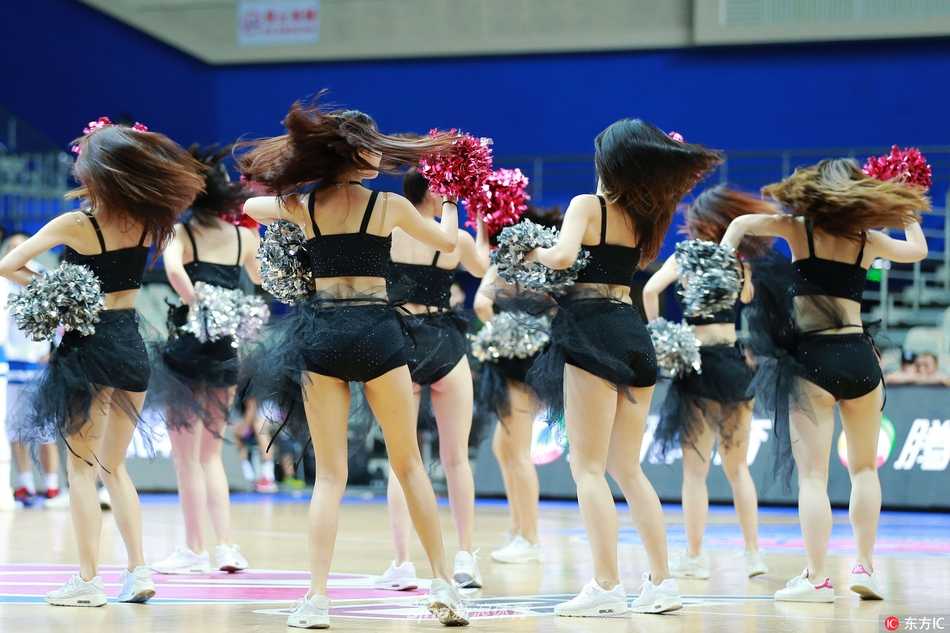 赤足绽活力:CBA夏季联赛拉拉队宝贝青春飞扬 几名拉拉队员围在一起,赤足站在场边,轻松的氛围中透露出团队的默契。她们修长的腿部线条自然舒展,为紧张的赛场增添了一抹温柔的亮色。