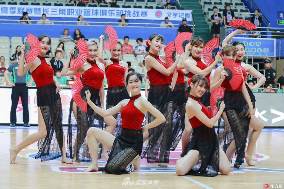 赤足绽活力:CBA夏季联赛拉拉队宝贝青春飞扬 两位宝贝正在场边交流舞步,她们赤足站立,专注的神情与白皙的双腿形成鲜明对比,展现了篮球宝贝在舞台下的另一面,专注而又不失柔美。