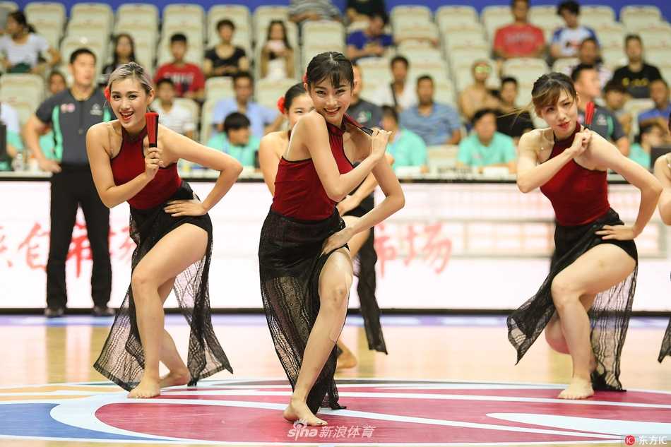 赤足绽活力:CBA夏季联赛拉拉队宝贝青春飞扬 在上海源深体育馆的木地板上,拉拉队宝贝赤着脚,随着音乐的节拍轻盈起舞,修长的腿部线条在球馆的灯光下显得格外迷人,青春的活力在每一个动作中绽放。