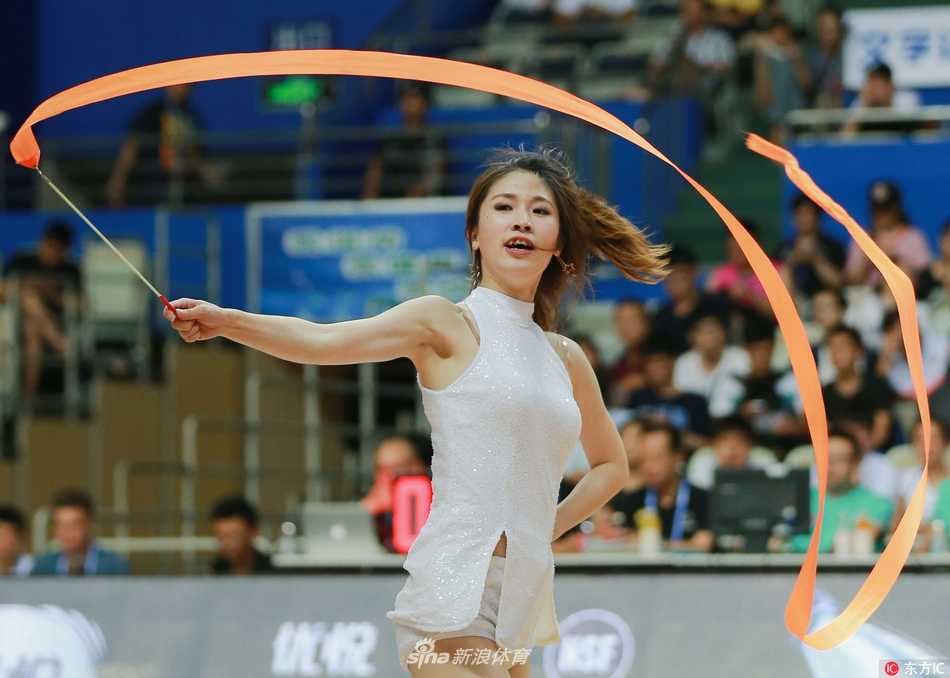 赤足绽活力:CBA夏季联赛拉拉队宝贝青春飞扬 赛事间隙,几位拉拉队宝贝赤足聚在场边,画面中她们的身姿轻盈,修长的美腿在体育馆的背景下格外引人注目,定格了夏季联赛中一道独特的风景线。