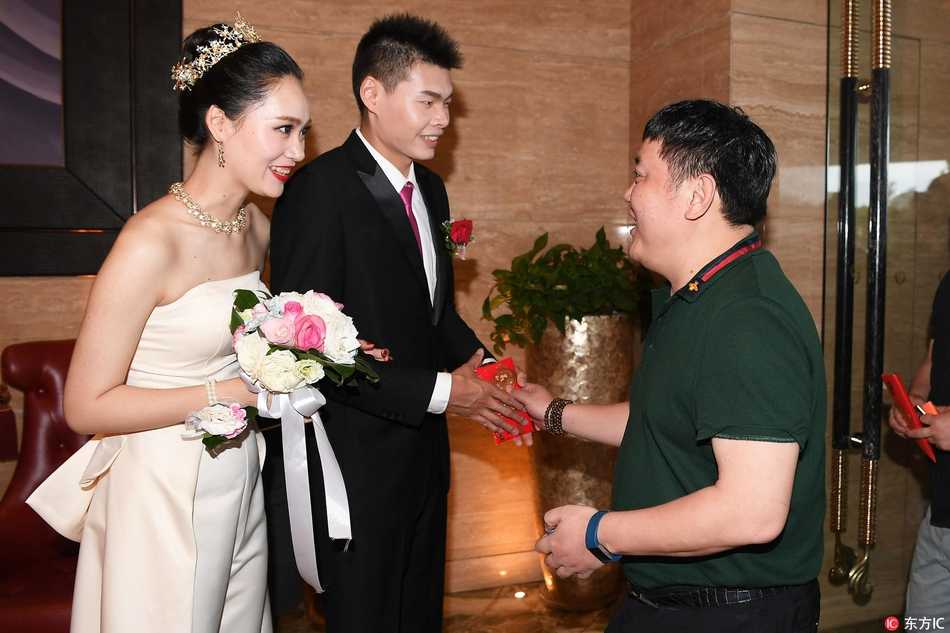 助教王博微笑着将广厦队球衣赠予赵大鹏，球衣象征着球队永远是他坚强的后盾