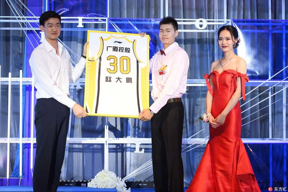 主帅李春江到场见证弟子大喜，与广厦老板楼明一同举杯向新人送上诚挚祝福