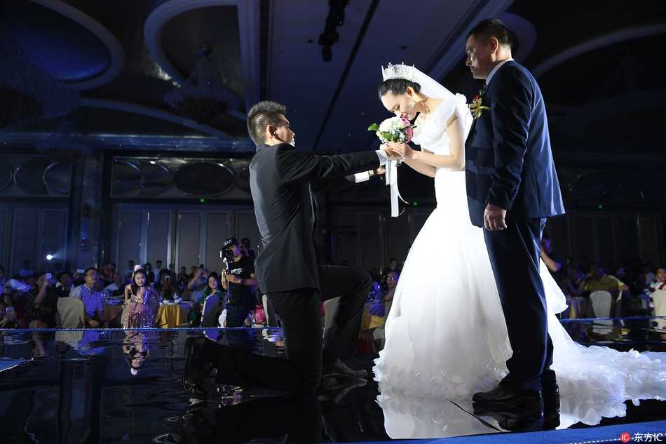 新娘脸上洋溢着幸福的笑容，手中没有捧花而是一颗篮球，展现出独特的篮球浪漫