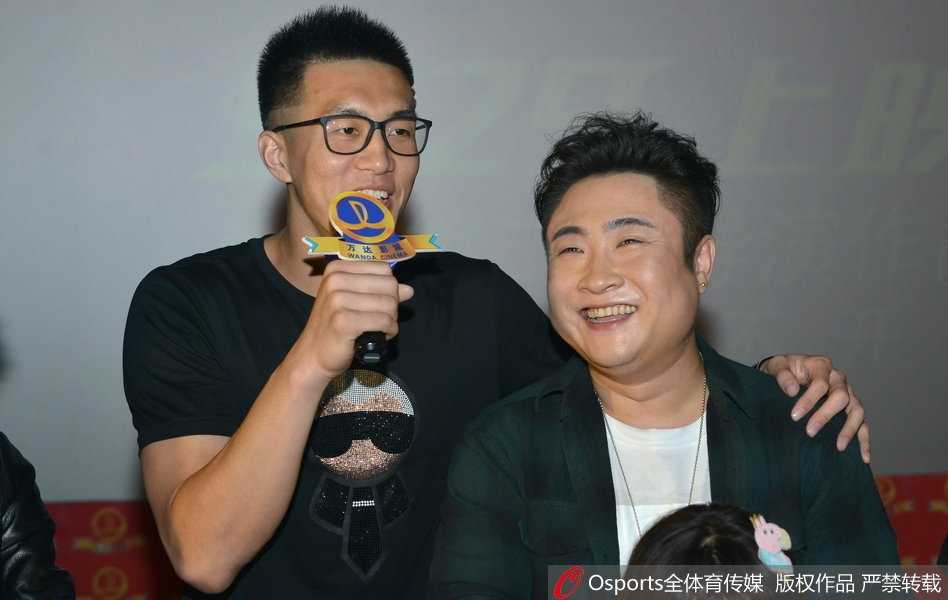 赵本山大鹏乔杉携众星助阵家乡首映 郭艾伦跨界同框想唱摇滚 主演乔杉、李鸿其、曲隽希在首映礼上与粉丝热情互动,三人笑容灿烂,展现出电影欢乐的氛围