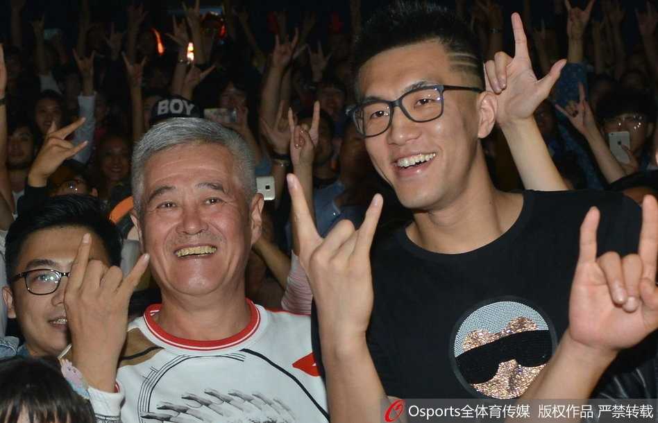 赵本山大鹏乔杉携众星助阵家乡首映 郭艾伦跨界同框想唱摇滚 篮球明星郭艾伦与歌手吴莫愁在首映礼后台合影,郭艾伦比出摇滚手势,表情搞怪